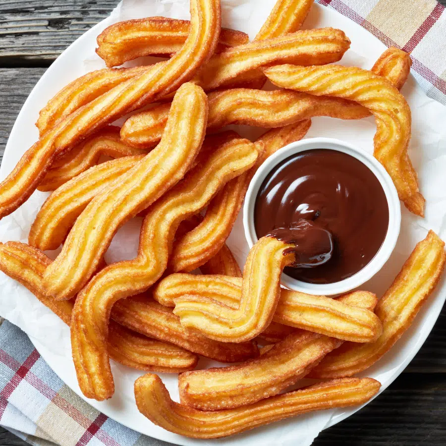 Churros et sauce chocolat Churros avec sauce au chocolat.
