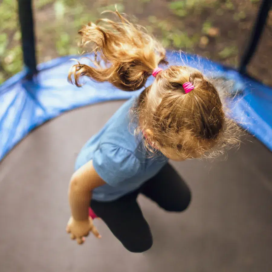 Enfant sur trampoline Enfant sautant sur un trampoline extérieur.