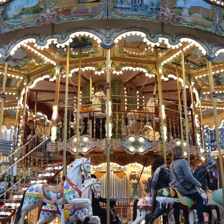 Manège à chevaux décoré Manège traditionnel avec chevaux colorés